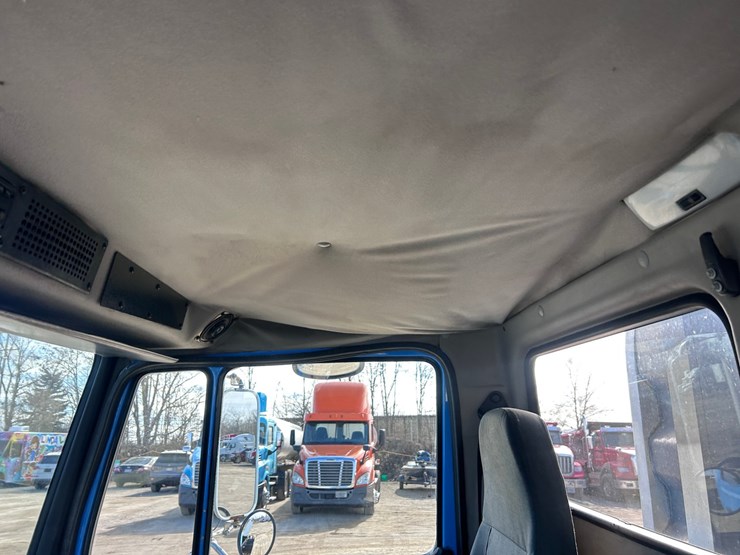 #1680-•-2003-freightliner-day-cab-truck-tractor-image-46