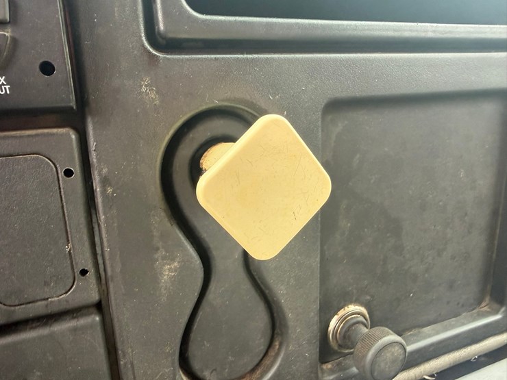 2012-international-7400-image-67