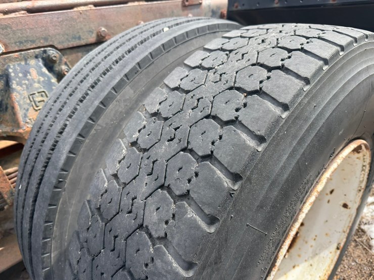 #1117-•-volvo-whitegmc-day-cab-truck-tractor-image-84