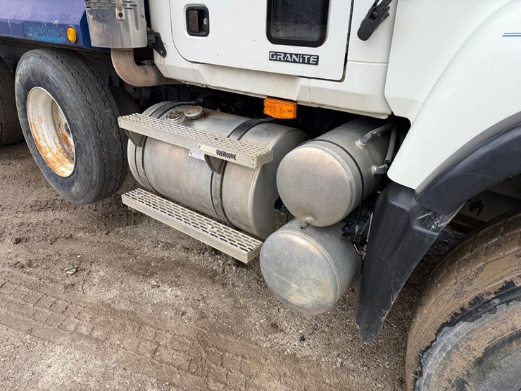 #1049-•-2005-mack-granite-tri-axle-dump-image-25