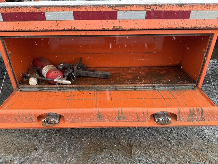 2016-massey-ferguson-8-image-24