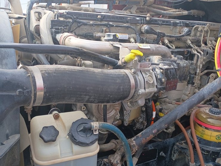 2012-massey-ferguson-8-image-43