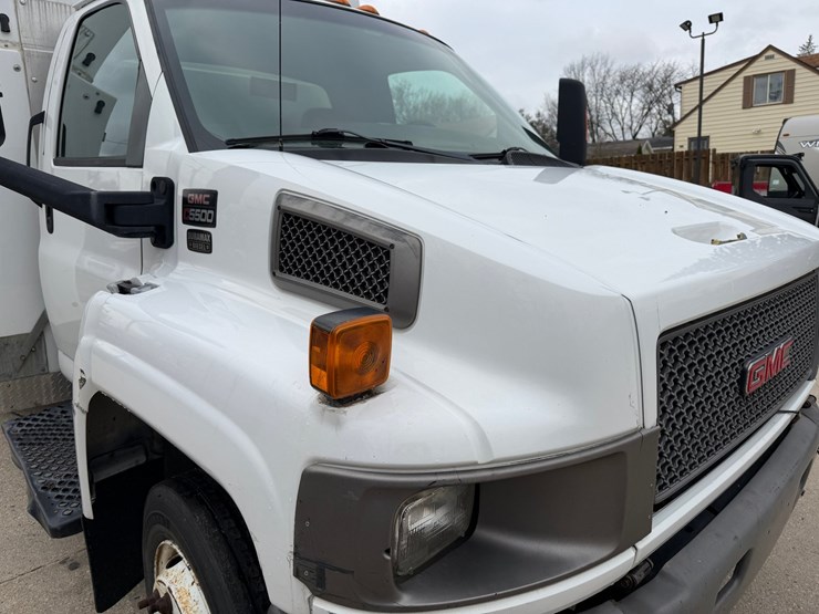 #1048-•-2009-gmc-c5500-specialty-service-truck-image-20