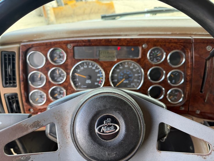 #1049-•-2005-mack-granite-tri-axle-dump-image-55