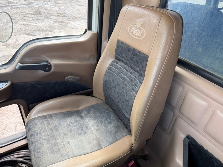 #1049-•-2005-mack-granite-tri-axle-dump-image-44