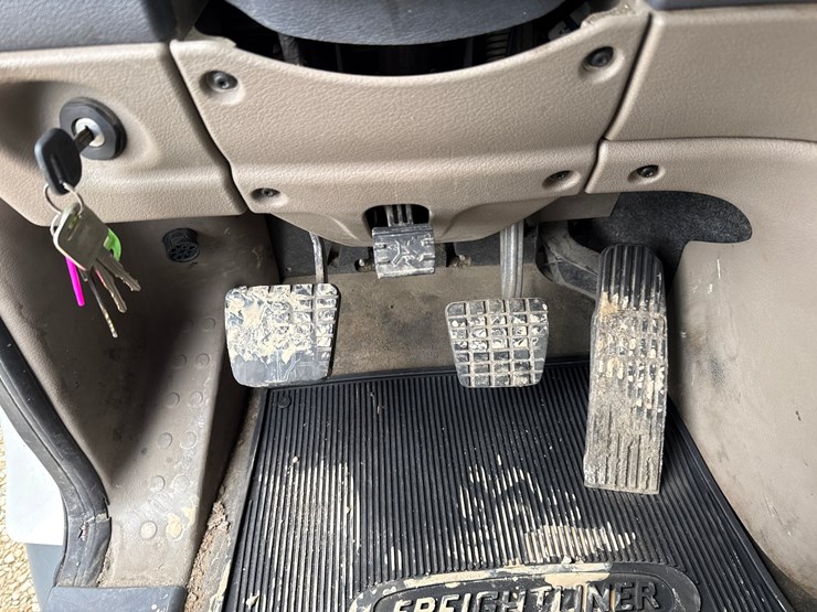 2016-massey-ferguson-8-image-59