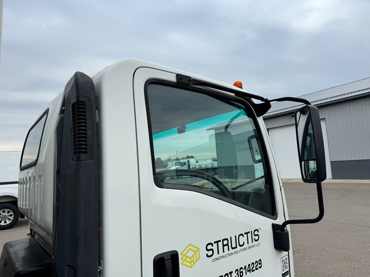 2019-isuzu-nrr-image-15