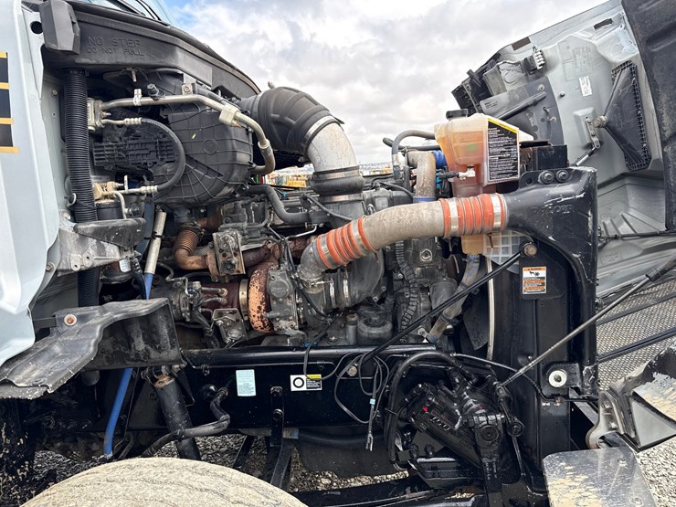 2016-massey-ferguson-8-image-17