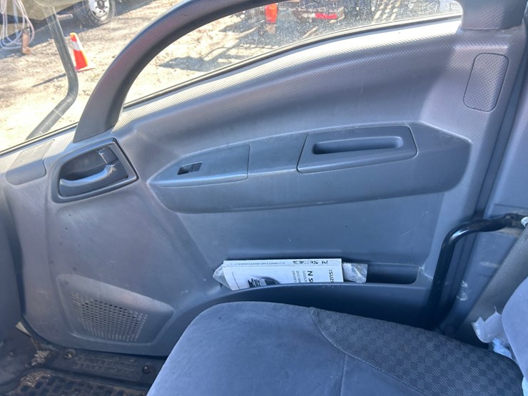 2012-isuzu-npr-image-44