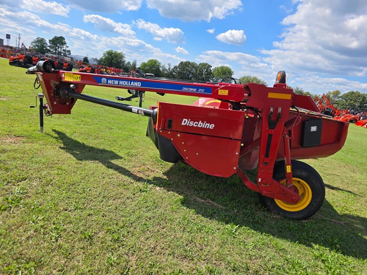 2022-new-holland-210-image-23