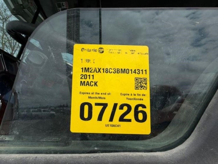 2011-mack-granite-gu813-image-8