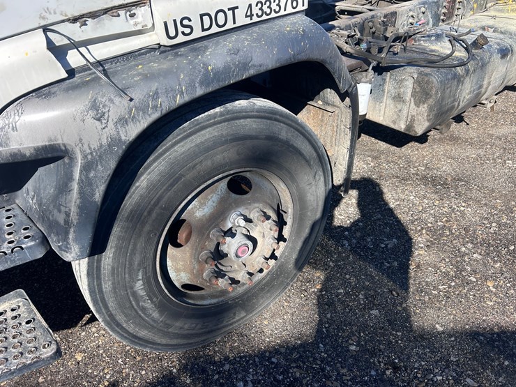 #1694-•-2004-isuzu-cab-and-chassis-image-13