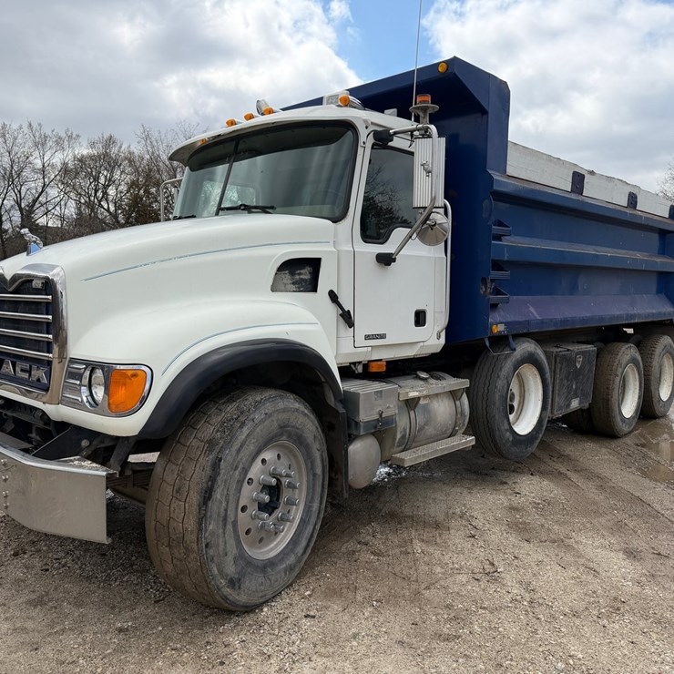 #1049 • 2005 Mack Granite Tri Axle Dump