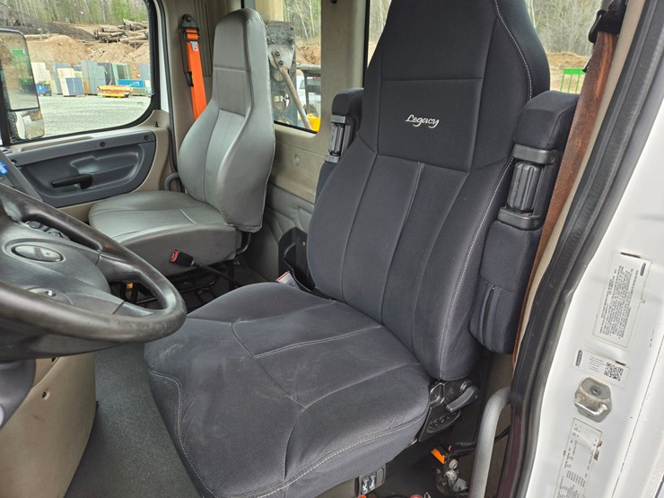 2016-freightliner-cascadia-125-image-56