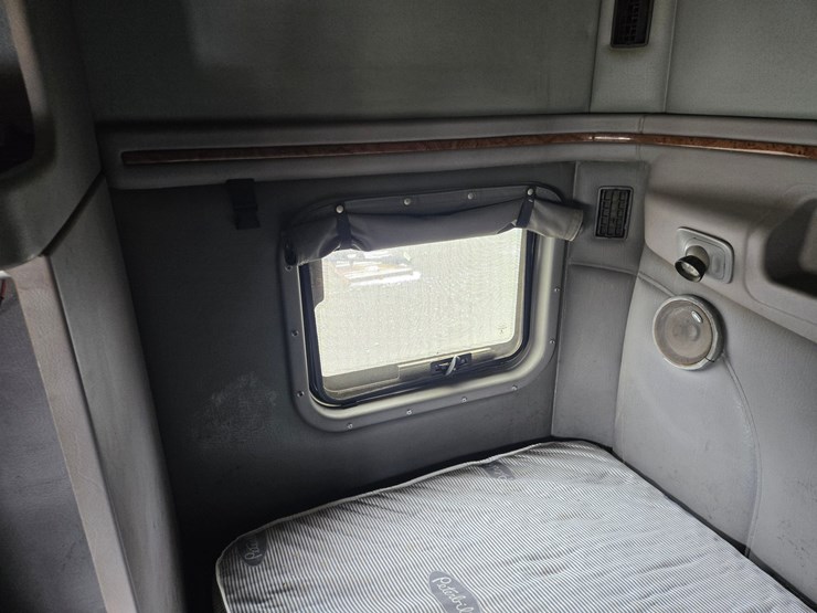 2007-peterbilt-387-image-100