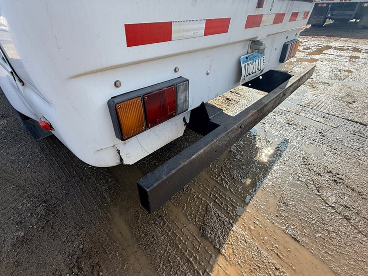 2004-isuzu-npr-image-24