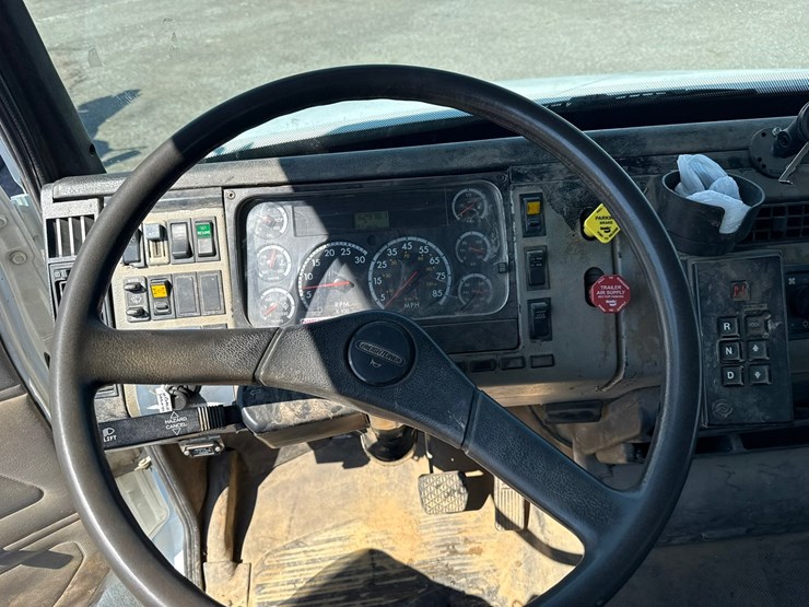 2002-freightliner-fl80-image-55