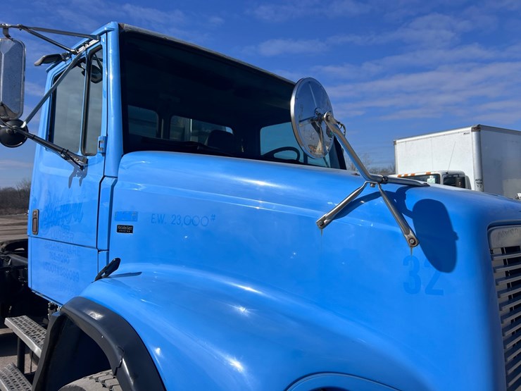#1680-•-2003-freightliner-day-cab-truck-tractor-image-17