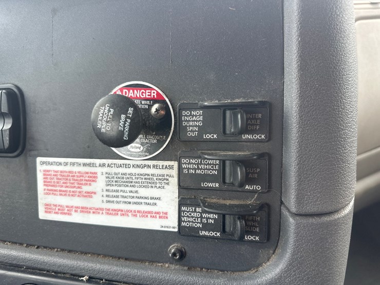 2017-massey-ferguson-8-image-40