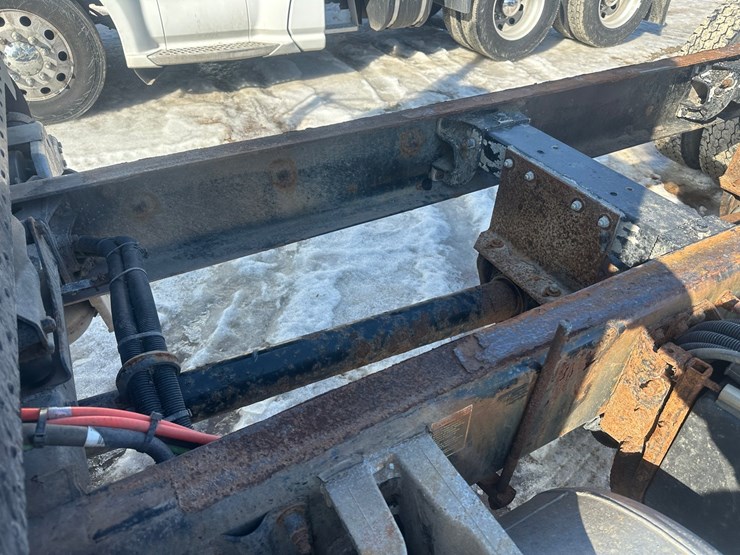 2015-peterbilt-337-image-19