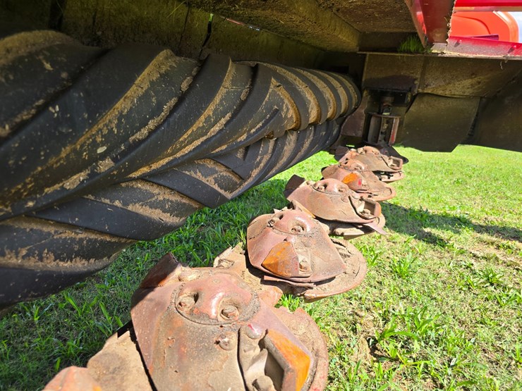 2022-new-holland-210-image-45