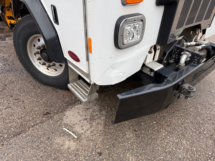 #1360-•-2019-peterbilt-pb520-side-load-garbage-truck-image-19