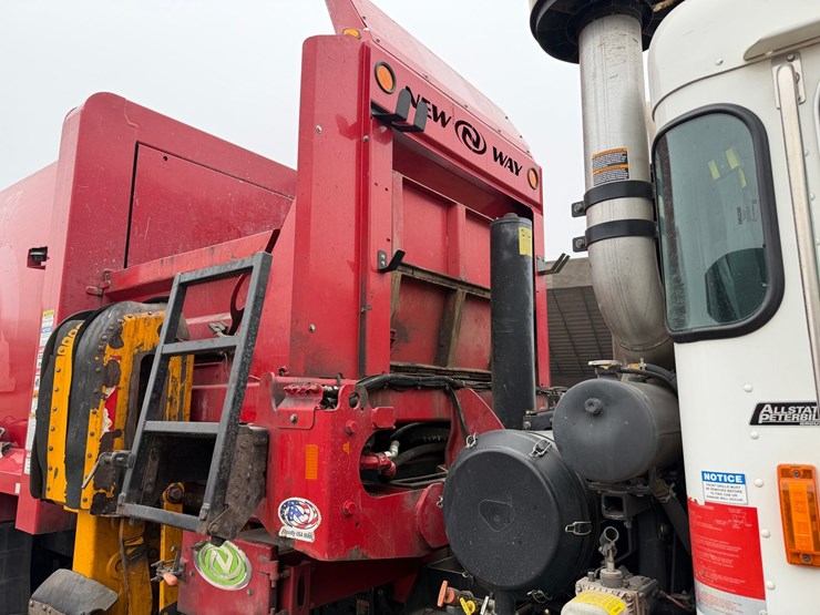 #1360-•-2019-peterbilt-pb520-side-load-garbage-truck-image-22