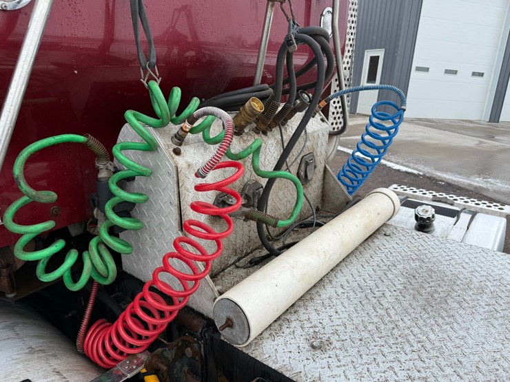 2011-kenworth-t800-image-17