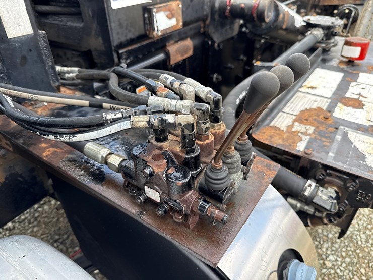 2016-massey-ferguson-8-image-30