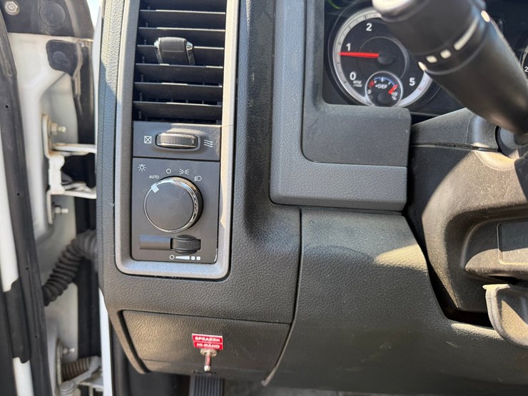 #1060-•-2015-ram-5500-heavy-duty-service-truck-image-37