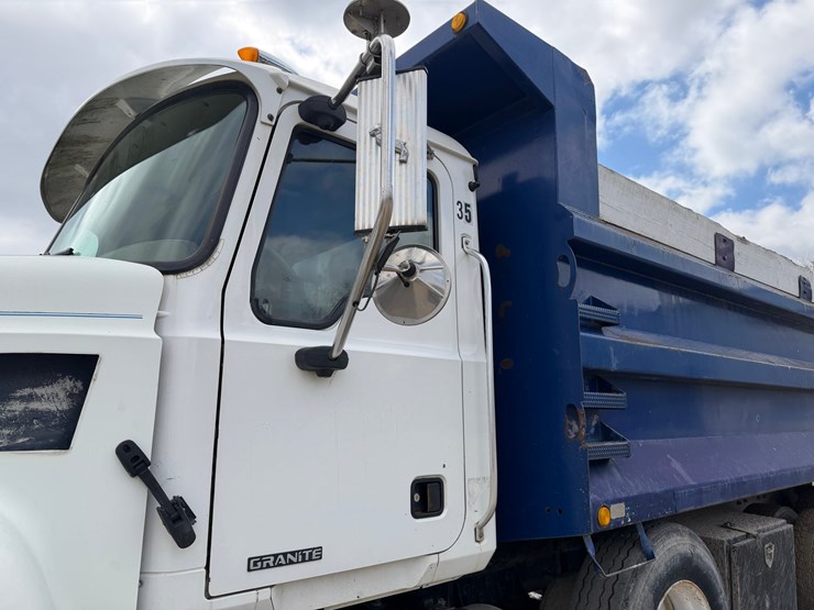 #1049-•-2005-mack-granite-tri-axle-dump-image-12