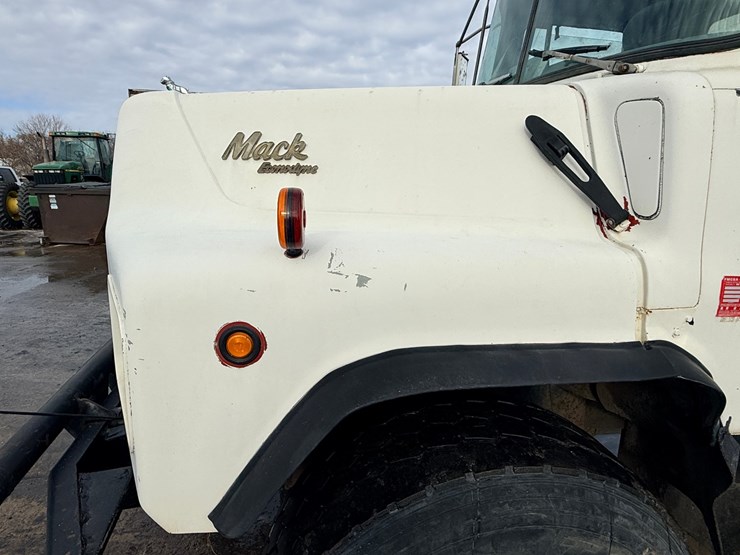 1988-mack-dm690s-image-10