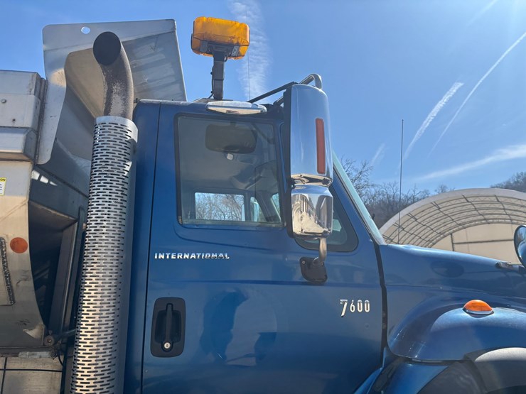 2006-international-7600-image-18