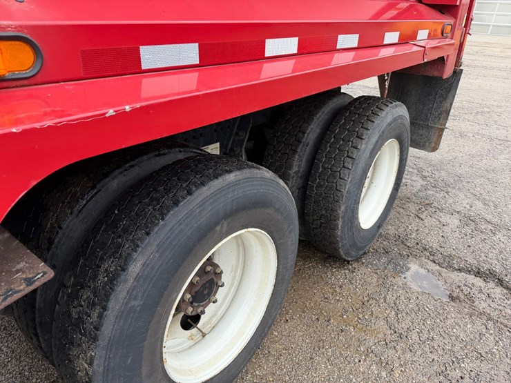 #1360-•-2019-peterbilt-pb520-side-load-garbage-truck-image-15