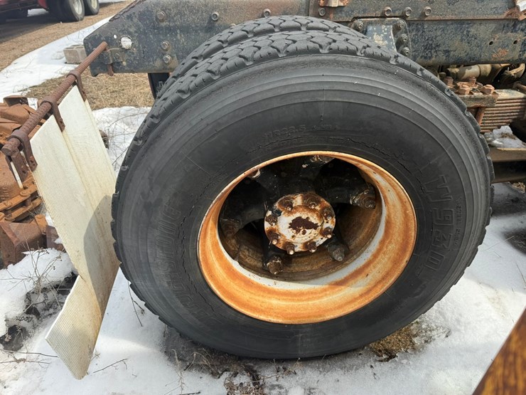 #1117-•-volvo-whitegmc-day-cab-truck-tractor-image-81