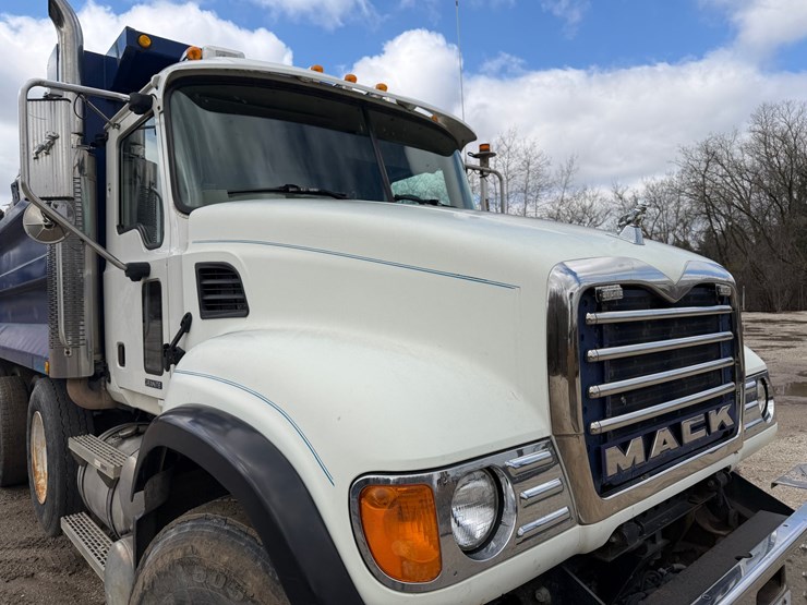 #1049-•-2005-mack-granite-tri-axle-dump-image-28