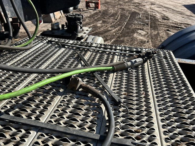 2005-peterbilt-379-image-40