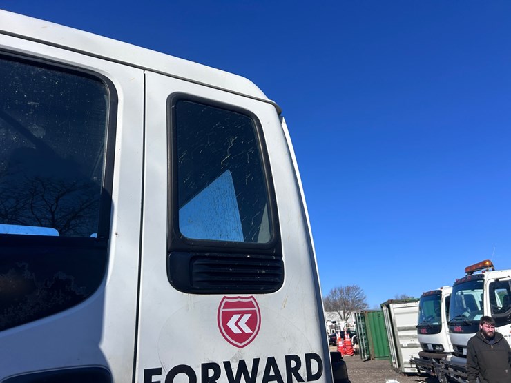 #1694-•-2004-isuzu-cab-and-chassis-image-12