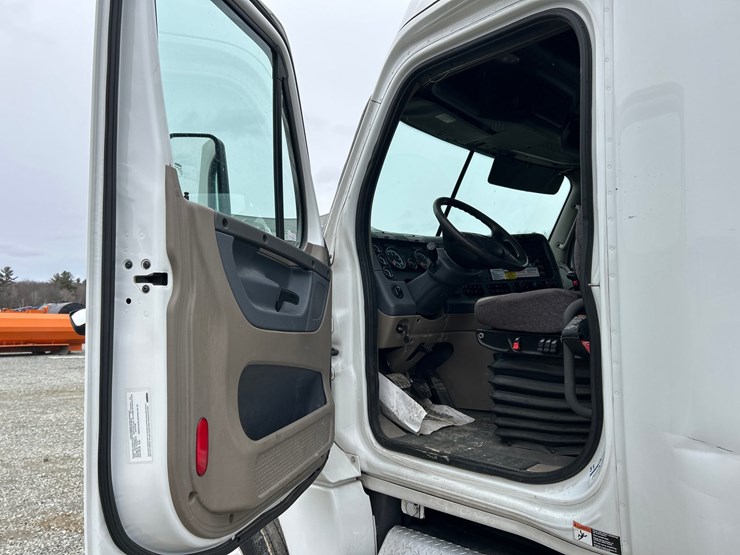 2017-massey-ferguson-8-image-57