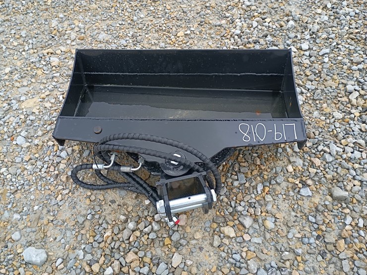 #l19-018-•-tpm-32"-bucket-mini-excavator-attachment-image-3