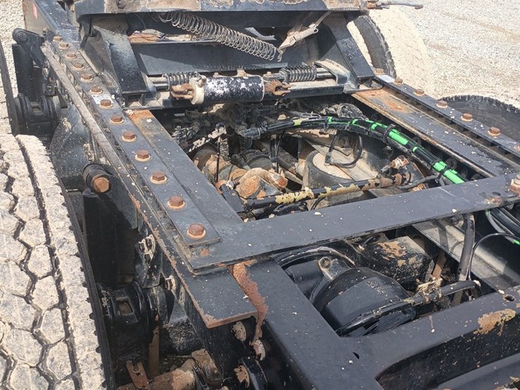 2012-massey-ferguson-8-image-18