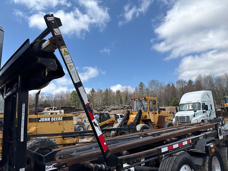 2016-massey-ferguson-8-image-41