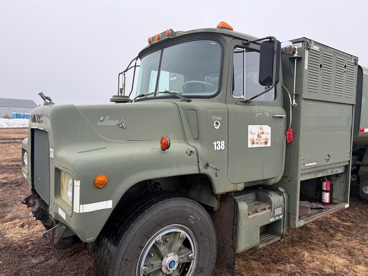 1984-mack-dm492s-image-9