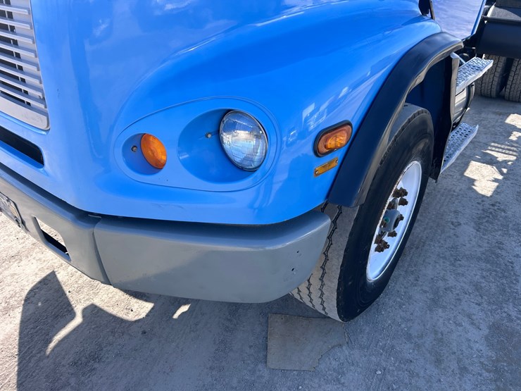 #1680-•-2003-freightliner-day-cab-truck-tractor-image-9