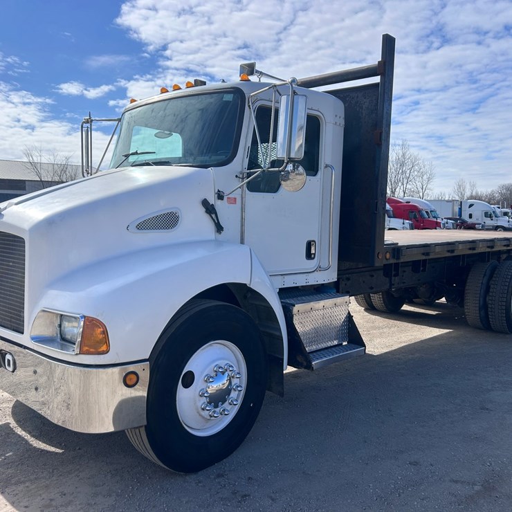 #1679 • 2004 Kenworth Flatbed Truck