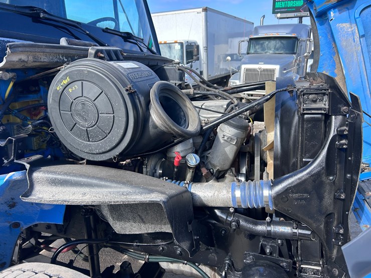 #1680-•-2003-freightliner-day-cab-truck-tractor-image-36