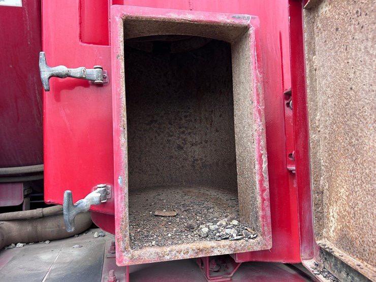 #1690-•-2013-international-7500-6x4-hydro-excavation-truck-image-44