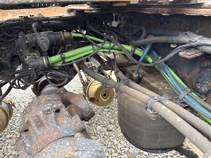 2016-massey-ferguson-8-image-38