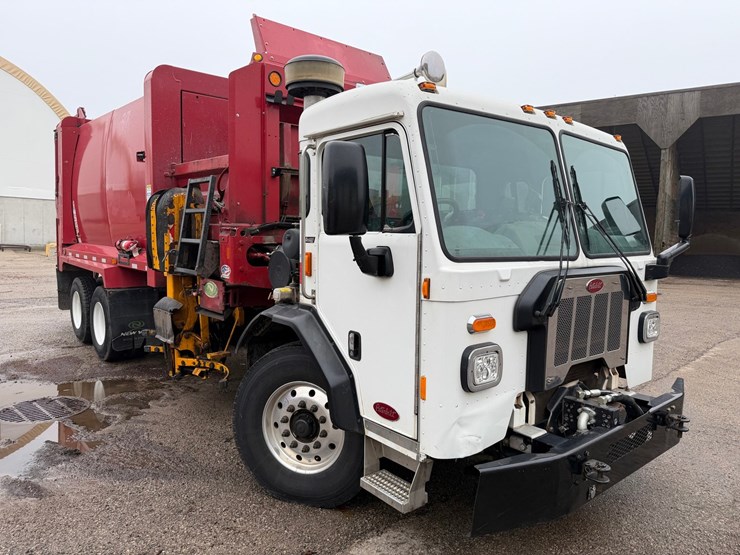 #1360-•-2019-peterbilt-pb520-side-load-garbage-truck-image-7