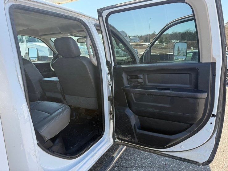 #1064-•-2015-ram-5500-heavy-duty-service-truck-image-18